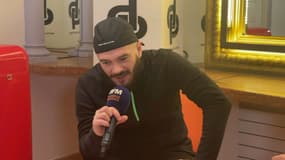 Le rappeur Jul lors d'une interview à BFM Marseille.