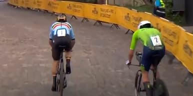 Remco Evenepoel dépasse Tadej Pogacar lors du contre-la-montre des Mondiaux de cyclisme à Kigali (Rwanda) le 21 septembre 2025