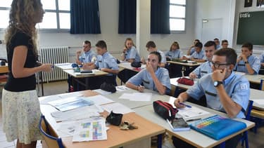 Hors contrats aidés -contrats de travail dérogatoires au droit commun pour lequel l'employeur bénéficie d'aides -, les effectifs ont progressé de 0,8% par rapport à 2016, à 5,53 millions de fonctionnaires.