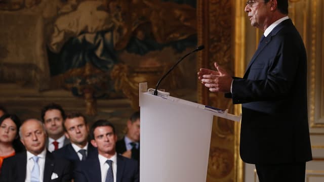 FRANCE, Paris : French president Francois Hollande (R) answers journalists during a press conference, on September 18, 2014 at the Elysee palace in Paris. POOL AFP PHOTO PATRICK KOVARIK