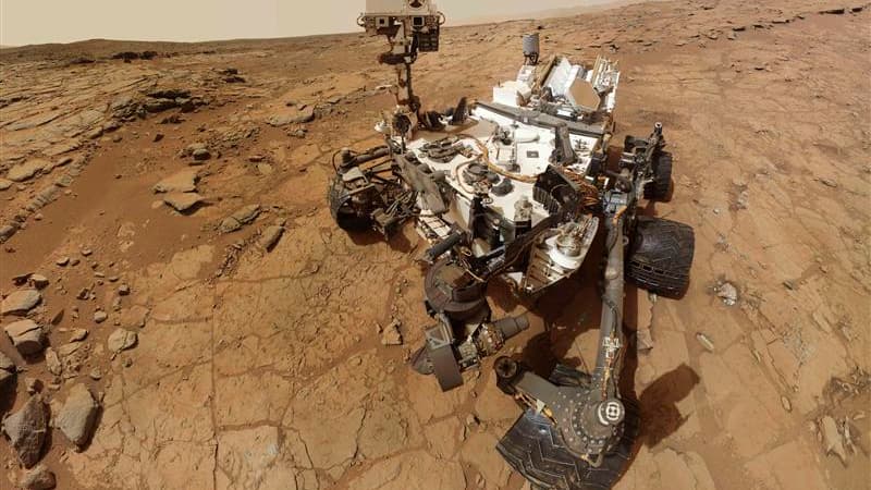 Le robot Curiosity, arrivé sur Mars en août 2012, a effectué son premier forage du sol de la planète rouge pour déterminer si elle a possédé à une époque les conditions nécessaires à une vie microbienne. /Photo prise le 3 février 2013/REUTERS/NASA