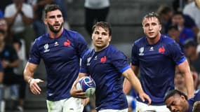 Antoine Dupont entouré de Charles Ollivon et Anthony Jelonch pendant le Mondial 2023