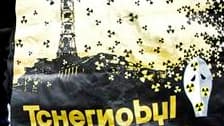 Manifestation de quelques dizaines de personnes près du palais de justice de Paris pour protester contre le non-lieu demandé dans l'enquête sur les conséquences en France de la catastrophe nucléaire de Tchernobyl en 1986. /Photo prise le 31 mars 2011/REUT