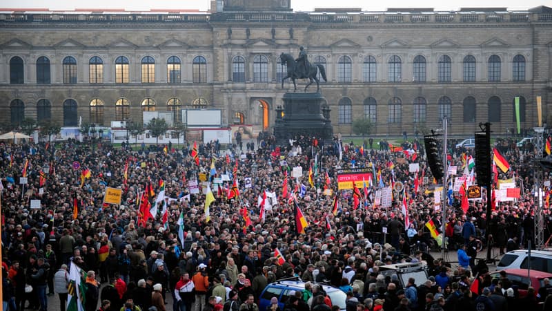 Des partisans de Pegida rassemblés à Dresde, en Allemagne, le 19 octobre. 