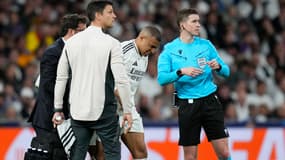 Kylian Mbappé sortant sur blessure lors de Real Madrid-Arsenal en Ligue des champions le 16 avril 2025