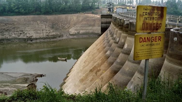 Le barrage hydroélectrique de Vezins en 1993.