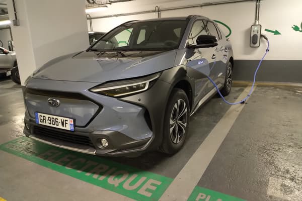 Le Subaru Solterra est lui aussi un clone, celui du premier véhicule particulier Toyota 100% électrique, le BZ4X.