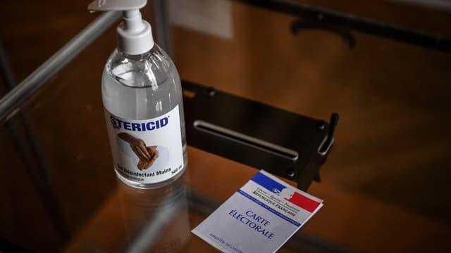 Une carte électorale et du désinfectant