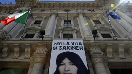 Portrait de Sakineh Mohammadi Ashtiani, à Rome. Les autorités iraniennes ont suspendu la sentence de mort par lapidation rendue contre cette femme iranienne, reconnue coupable d'adultère. /Photo prise le 1er septembre 2010/REUTERS/Stefano Rellandini