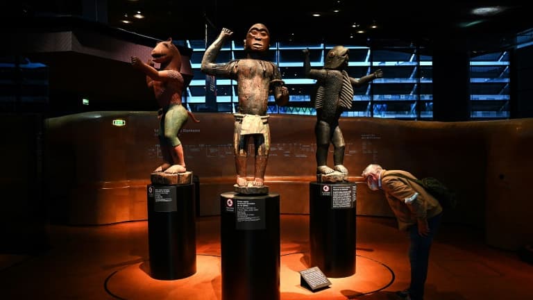 Quelques unes des oeuvres du royaume d'Abomey avant leur retour au Bénin, au musée du Quai Branly à Paris le 10 septembre 2021