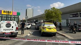 Les services du Magen David Adom sur place après une attaque à l'arme à feu et à l'arme blanche qui a fait au moins un mort, à Beersheva en Israël, le 6 octobre 2024