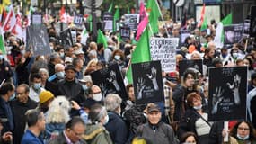Des manifestants le 17 octobre 2021 dans les rues de Paris pour commémorer le massacre de plusieurs dizaines d'Algériens il y a 60 ans lors d'une manifestation