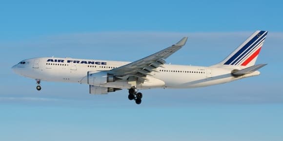 Air France va supprimer 2.500 postes, en plus des 5.000 initialement prévus. Air France va supprimer 2.500 postes, en plus des 5.000 initialement prévus.