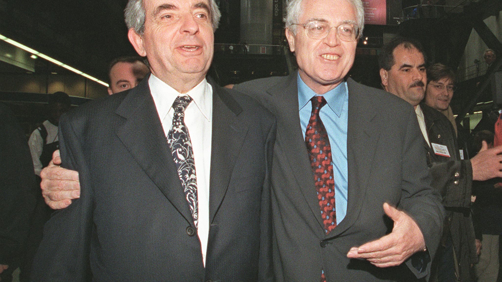 Amour déçu. Nommé ministre de l'Intérieur par Lionel Jospin, le "Che" claque la porte de son gouvernement trois ans après. Ici les deux hommes le 30 mars 2000 à Paris. Amour déçu. Nommé ministre de l'Intérieur par Lionel Jospin, le "Che" claque la porte de son gouvernement trois ans après. Ici les deux hommes le 30 mars 2000 à Paris.