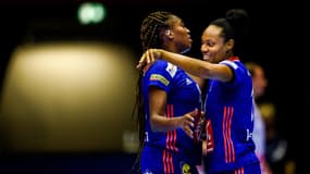 Océane Sercien enlace Kalidiatou Niakaté