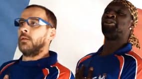 Omar et Fred, alias François le Français et Doudou, chantent : "Bleu, blanc, rouge... il faut gagner les Français !"