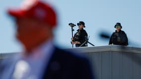 Des agents des services secrets et des forces de l'ordre locales à proximité de Donald Trump  lors d'un rassemblement de campagne à Wilmington, en Caroline du Nord le 21 septembre 2024. 