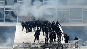 Les forces de l'ordre font l'usage de gaz lacrymogène contre les émeutiers pro-Bolsonaro, à Brasilia, le 8 janvier 2023. 