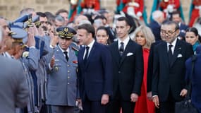 Le roi Mohammed VI et Emmanuel Macron saluent des responsables sur l'esplanade du Palais Royal de Rabat le 28 octobre 2024.