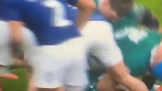 L'épaule de Tadgh Beirne appuie sur la jambe droite d'Antoine Dupont