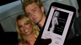 Au premier plan, la couverture des mémoires de Britney Spears, parus le 24 octobre 2023. A l'arrière-plan: Britney Spears et Justin Timberlake aux American Music Awards en janvier 2002.