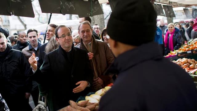 François Hollande sur le marché du boulevard Richard Lenoir à Paris. François Hollande a accusé dimanche Nicolas Sarkozy de faire campagne avec violence et a dit y voir un aveu de faiblesse de la part du président sortant, en retard sur le candidat social