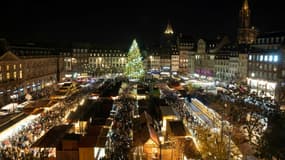 Le sapin de Noël de la place Kleber est illuminé, le jour de l'ouverture du marché de Noël, à Strasbourg, dans le Bas-Rhin, le 25 novembre 2022