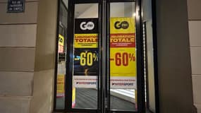 Le magasin Go Sport à République propose des réductions allant jusqu'à -60% dans le cadre de sa liquidation totale avant de devenir un point de vente Intersport, le 4 janvier 2023. 