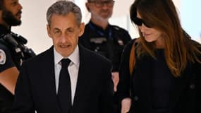 L'ancien président français Nicolas Sarkozy avec son épouse Carla Bruni arrive pour le verdict de son procès à son arrivée au tribunal de Paris, le 25 septembre 2025