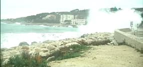 Des vagues spectaculaires dans les calanques de Cassis