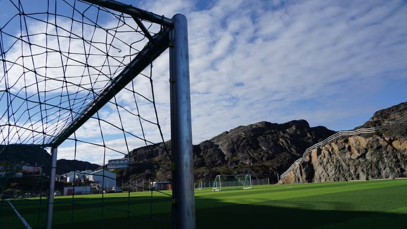 Un terrain de football au Groenland, en septembre 2024
