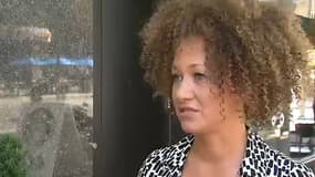 Rachel Dolezal répondant aux questions d'un journaliste.