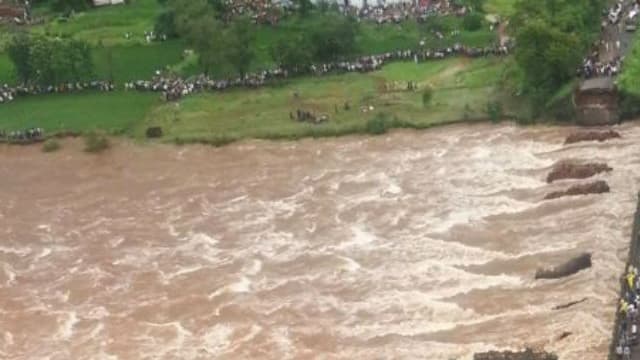 Le pont emporté par une rivière en crue à 100 km au sud de Bombay 