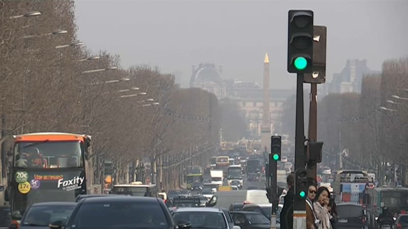 Paris pendant un épisode de pic de pollution. Le passage en "ZFE" doit permettre d'améliorer la qualité de l'air dans la capitale et dans différentes grandes villes françaises.