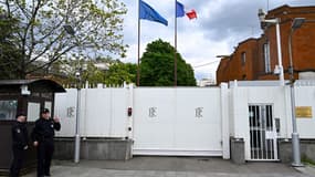 Des gardes se tiennent devant l'ambassade de France à Moscou le 18 mai 2022.