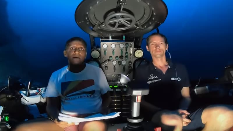 Le président des Seychelles, à gauche, et le pilote du submersible à droite, à environ 120 mètres de profondeur dans l'Océan Indien.