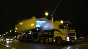 Plusieurs bateaux ont été transportés par convoi exceptionnel durant la nuit à Paris.