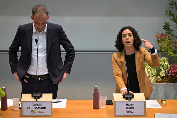 Les têtes de liste PS-Place publique et LFI aux élections européennes, Raphaël Glucksmann et Manon Aubry, lors d'un débat à Angers (Maine-et-Loire), le 16 avril 2024.