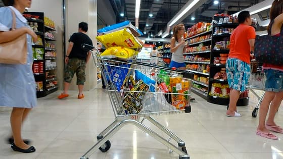Pour préserver son pouvoir d'achat, mieux vaut manger un fromage de chèvre qu'un fromage blanc, et téléphoner plutôt qu'écrire une lettre.