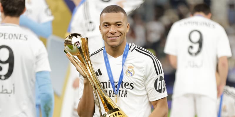 Kylian Mbappé avec le trophée de la Couper intercontinentale, le 18 décembre 2024