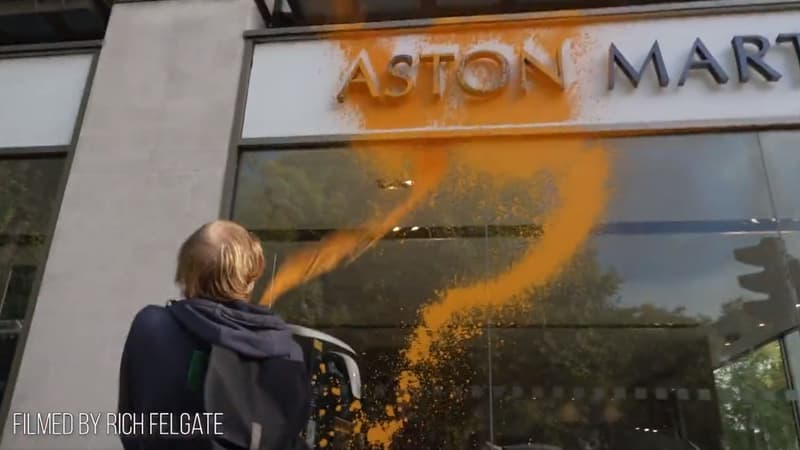 Un militant écologiste Just Stop Oil asperge de peinture une concession automobile Aston Martin de Londres, le 16 octobre 2022