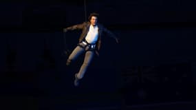 L'acteur américain Tom Cruise descend en rappel depuis le toit du Stade de France lors de la cérémonie de clôture des Jeux olympiques, le 11 août 2024