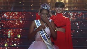 Eve Gilles (Miss France 2024), remettant sa couronne Angélique Angarni-Filopon, Miss France 2025, le 14 décembre 2024 à Poitiers.