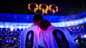 Deux membres de la délégation française admirent une dernière fois les anneaux olympiques lors de la cérémonie de clôture des Jeux paralympiques de Paris, 8 septembre 2024