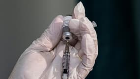 Une infirmière prépare une dose de vaccin Pfizer-BioNTech contre le Covid-19 dans un établissement de San Juan, Porto Rico, le 15 décembre 2020 (Photo d'illustration)