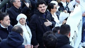 Amine Kessaci et sa famille au rassemblement en hommage à son frère Mehdi, le 22 novembre 2025 à Marseille.