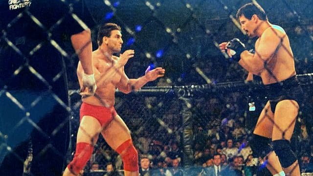 Ken Shamrock (à gauche) et Dan Severn lors de leur combat à l'UFC 9 en mai 1996 Ken Shamrock (à gauche) et Dan Severn lors de leur combat à l'UFC 9 en mai 1996