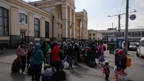 Des civils évacués à Zaporijjia, dans le sud de l'Ukraine, le 22 avril 2022. 