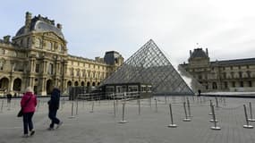 La Pyramide du Louvre, à Paris, le 14 novembre 2015