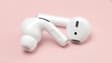 Des Airpods Pro et des Airpods classiques.